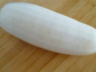 3、白萝卜鸡肉卷,白萝卜去皮