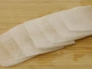 4、白萝卜鸡肉卷,切成长方形薄片