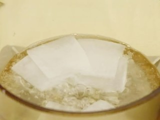 6、白萝卜鸡肉卷,白萝卜片焯水约2分钟左右