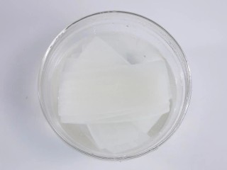 7、白萝卜鸡肉卷,捞出过凉水