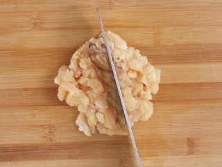 8、白萝卜鸡肉卷,鸡肉剁成鸡肉泥