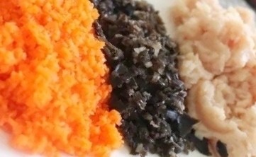 9、白萝卜鸡肉卷,将泡发的木耳、胡萝卜和葱都切成末