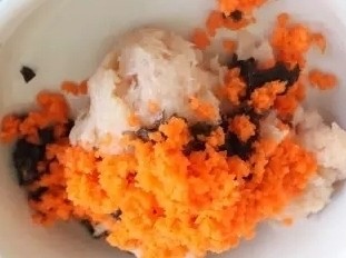 10、白萝卜鸡肉卷,将鸡肉泥、木耳末、胡萝卜末，倒在碗中