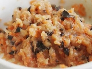 11、白萝卜鸡肉卷,用筷子搅拌混合均匀