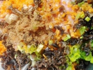 12、白萝卜鸡肉卷,加入葱末、2克盐、1克黑胡椒粉、半勺料酒，继续搅拌混合，腌制10分钟