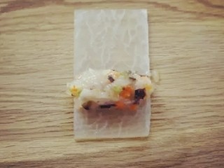 13、白萝卜鸡肉卷,腌制好的馅料，放在白萝卜片的一边