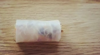 14、白萝卜鸡肉卷,用白萝卜片将馅料包住，卷成圆柱形