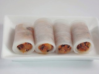 15、白萝卜鸡肉卷,码放在盘中