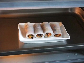 16、白萝卜鸡肉卷,放入蒸箱，100度，蒸10分钟