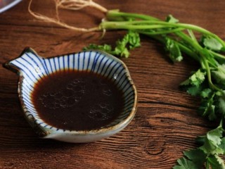 17、白萝卜鸡肉卷,做调料汁:1勺生抽、1克糖、半勺香油，搅拌混合