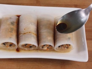 18、白萝卜鸡肉卷,蒸好的白萝卜鸡肉卷取出，浇上调料汁即可