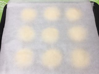 11、喜饼-奶酪味,再用一张烤盘纸铺上。