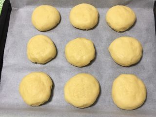 10、喜饼-奶酪味,发酵完成后拿出,用手掌压一下成饼。