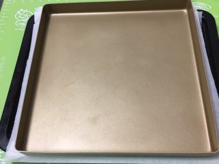 12、喜饼-奶酪味,金盘压在上面,烤制时不让它蓬发。