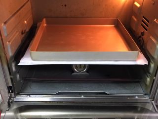 14、喜饼-奶酪味,烤盘送入烤箱中层烤制8分钟定型。