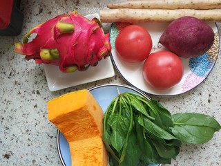 1、五彩缤纷果蔬蝴蝶面&卡通面,准备新鲜食材！