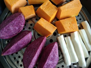 2、五彩缤纷果蔬蝴蝶面&卡通面,南瓜????和紫薯洗干净切块、山药去皮切断上锅蒸熟【上药皮容易过敏，我是带一次性手套去皮的】