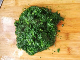 4、五彩缤纷果蔬蝴蝶面&卡通面,煮熟捞出切碎，放料理机里面打成泥！