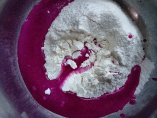 6、五彩缤纷果蔬蝴蝶面&卡通面,中筋粉150g.火龙果泥60g放在一起和面，所有和面按照5:2的比例来做！