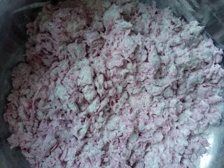 7、五彩缤纷果蔬蝴蝶面&卡通面,用筷子搅拌成絮状，然后开始用手揉面，大概揉几分钟就差不多了！