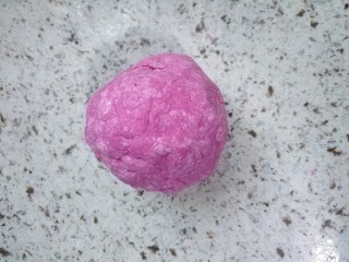 8、五彩缤纷果蔬蝴蝶面&卡通面,揉成这种状态，揉到不粘手就可以喽