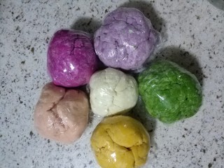 9、五彩缤纷果蔬蝴蝶面&卡通面,所有揉好的面团，用保鲜膜包上，醒30分钟