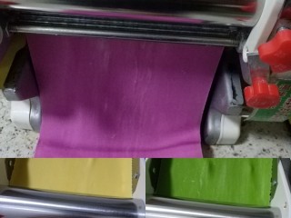 10、五彩缤纷果蔬蝴蝶面&卡通面,我用的是俊媳妇牌的压面机，直接压成1mm厚的面，没有机器的宝贝们可以用手擀成1mm厚的面【就是有点小辛苦哦】