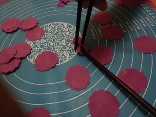 12、五彩缤纷果蔬蝴蝶面&卡通面,左手拿一根筷子轻轻压在面中间，右手准备开夹，然后左手离开，这样美美蝴蝶面就做好啦！