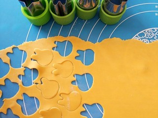 13、五彩缤纷果蔬蝴蝶面&卡通面,卡通面直接用卡通模具压出来就可以喽(如果觉得面和软了，可以放点面粉在下面防粘)