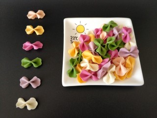 15、五彩缤纷果蔬蝴蝶面&卡通面,就这样，美美哒五彩缤纷蝴蝶面做好喽！