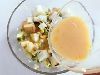 5、宝宝辅食:什锦咸味早餐面包玛芬,简单营养又美味!18M+,倒入步骤5准备好的鸡蛋牛奶液,充分搅拌均匀。