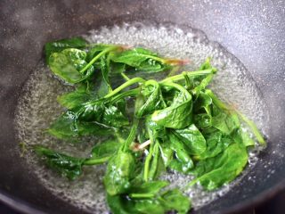 2、菠菜鸡蛋羹,锅中倒入适量的清水，加少许盐和几滴食用油烧开，把洗净的菠菜进行焯水，断生变色即可关火。