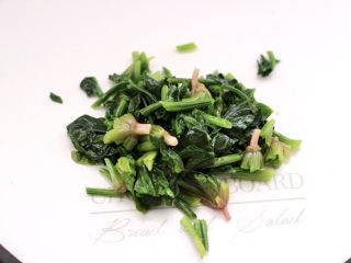 3、菠菜鸡蛋羹,把焯过水的菠菜，用刀切成小段。
