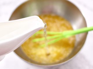 8、菠菜鸡蛋羹,这个时候分次加入温开水。