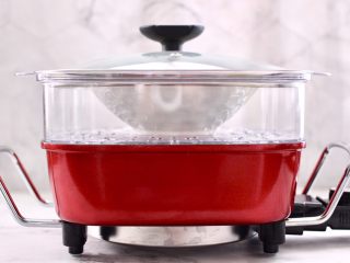 14、菠菜鸡蛋羹,盖上保鲜膜大火烧开，蒸8分钟即可关火。