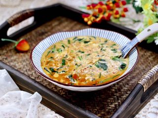 16、菠菜鸡蛋羹,鸡蛋羹上浇上蒸鱼豉油和芝麻油即可享用了。