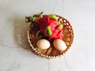1、火龙果蒸蛋,准备好鸡蛋和红心火龙果