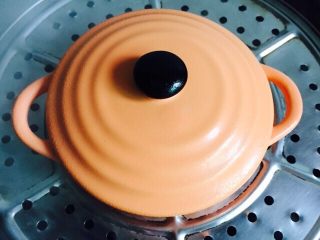 7、火龙果蒸蛋,锅里加入足够的水烧开把器皿放在蒸格上盖上盖子或是保鲜膜