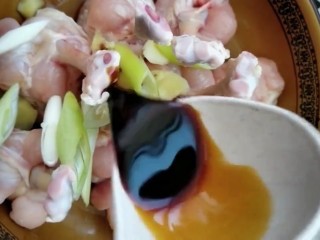 4、炸鸡腿,放入葱姜料酒，耗油，生抽