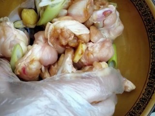 5、炸鸡腿,抓拌均匀腌制一小时
