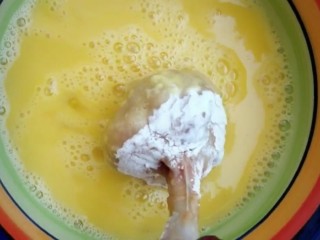 7、炸鸡腿,再沾上鸡蛋液