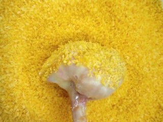 8、炸鸡腿,最后裹上面包糠