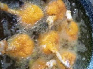 9、炸鸡腿,油热下锅炸炸至金黄熟透即可