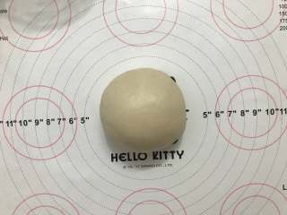 1、红豆酥饼,把油皮材料的面粉、猪油放到碗中，倒入开水，搅拌均匀，揉成光滑面团，盖上保鲜膜松弛20分钟。