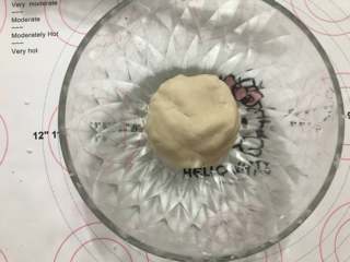 2、红豆酥饼,将油酥材料混合揉成团，同样盖上保鲜膜防止风干。