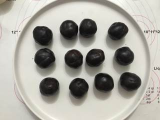 3、红豆酥饼,把红豆沙分成30克一个，滚圆备用。