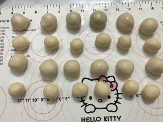 4、红豆酥饼,把油皮、油酥分别平均分成12份，滚圆。取一个油皮，按扁，包入油酥，用虎口收紧收口，依次把12个都包好。