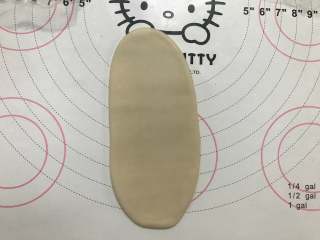 5、红豆酥饼,取一个做好的面团，擀成长舌状