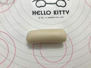 6、红豆酥饼,从上往下卷起来。同样把12个依次做好。