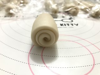 8、红豆酥饼,再次从上往下卷起。